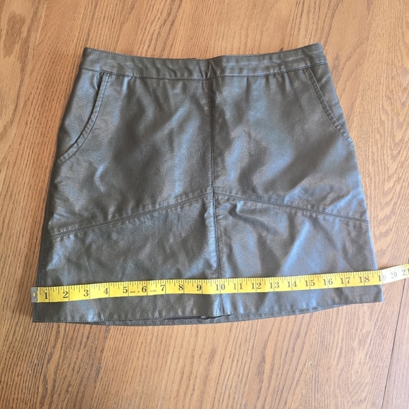 JUN & IVY Womens Olive Faux Leather Vegan Mini Skirt Size Small - Picture 6 of 7